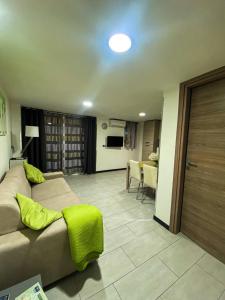 贾迪尼-纳克索斯Naxos Apartments的一间带沙发的卧室和一间客厅