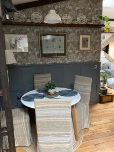 基尔肯尼Ballybur Lodge Mews 2的一间带桌椅的用餐室