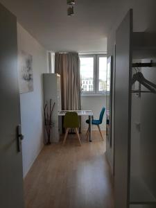 菲尔特Appartement mit Penthaus Charakter的客房设有桌椅和窗户。