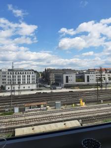 菲尔特Appartement mit Penthaus Charakter的享有火车轨道和建筑的城市美景