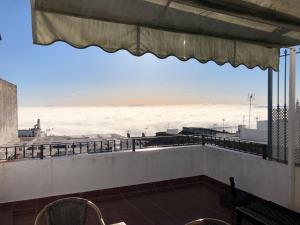 贝赫尔-德拉弗龙特拉卡萨拉科斯塔尼拉公寓的从大楼的阳台上可欣赏到海景