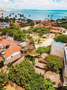杰里科科拉Raiz Hostel的享有小镇的海洋美景