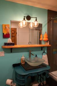 尼尔逊Gallery Suite art-cation vacation!的一间带水槽和镜子的浴室