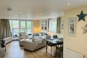 巴洛赫Riverside View Penthouse in Balloch, Loch Lomond的客厅配有沙发和桌子
