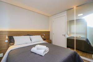 南卡希亚斯Wynn Residencial - 1002的一间卧室配有一张床,上面有两条毛巾