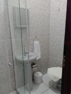 阿帕雷西达Pousada Jesus Misericordioso的白色的浴室设有卫生间和水槽。