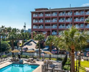 Quality Inn & Suites Galveston - Beachfront内部或周边泳池景观