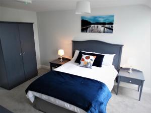 CastlepollardLir Lodge的一间卧室配有一张带蓝色和白色棉被的床
