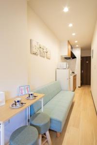 东京My Home in Tokyo - Vacation STAY 73228v的客厅配有沙发和桌子