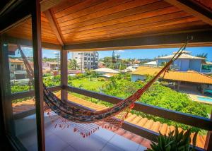 萨夸雷马Oceanica 1000 Beachfront Suites的市景阳台的吊床