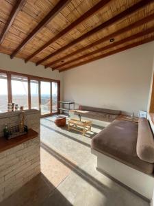 洛斯拉甘斯Villas turrutela的一间卧室配有一张床,享有海景