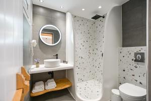 纳克索乔拉Blue Sky Summer的一间带水槽、卫生间和镜子的浴室