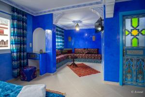 舍夫沙万阿苏尔普尔塔住宿加早餐旅馆的蓝色的房间,配有沙发和门
