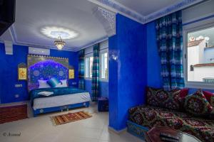 舍夫沙万阿苏尔普尔塔住宿加早餐旅馆的蓝色的卧室配有床和沙发