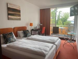 埃尔克拉特乌特菲尔豪斯酒店的酒店客房设有一张床和一个阳台。