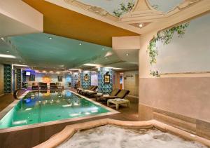 莫尔科泰Platinum Suite的在酒店房间的一个大型游泳池