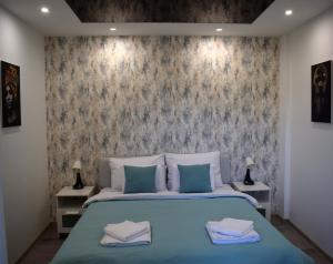 BogatićMauna De Luxe的一间卧室配有蓝色的床和2个床头柜