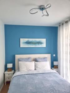 谢西BELQUIS的蓝色的卧室,配有床和蓝色的墙壁