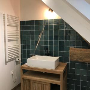 GratotEscale de Gerbold的一间带水槽和绿色瓷砖墙的浴室