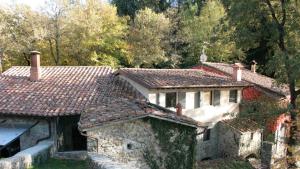 菲维扎诺艾托奇维奇度假屋的享有带瓷砖屋顶的房屋的外部景致