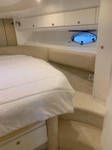 戛纳Yacht 17M Cannes Croisette Port Canto,3 Ch,clim,tv的卧室配有一张床,墙上配有电视。