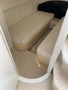 戛纳Yacht 17M Cannes Croisette Port Canto,3 Ch,clim,tv的船后的小床