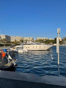 戛纳Yacht 17M Cannes Croisette Port Canto,3 Ch,clim,tv的停靠在港口的几艘船