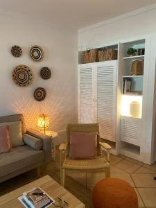 特罗亚Casa do Zimbro的客厅配有沙发和桌子