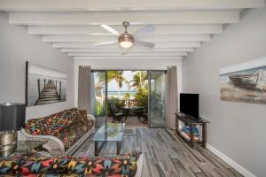 西湾Beach Living at Villas Pappagallo (BLPP)的带沙发和吊扇的客厅
