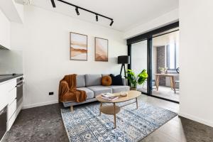悉尼Cinema Suites Apartments by Urban Rest的客厅配有沙发和桌子