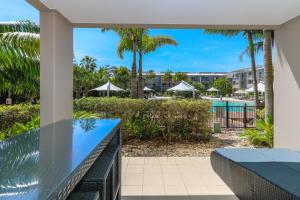 金斯克里福Peppers Salt Resort & Spa - Lagoon pool access 2 br spa suite的从度假村的阳台上可欣赏到游泳池的景色