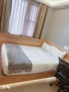 纽约麦迪逊LES酒店的一间卧室配有一张带窗户的床和一张书桌