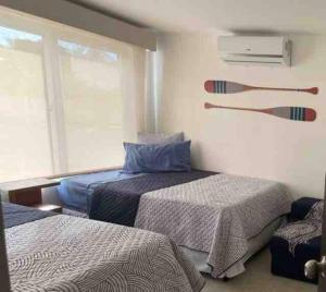 蒙特里科Wave nSea Monterrico的一间卧室设有两张床和窗户。