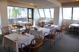 墨尔本城市公园酒店的用餐室设有桌椅和窗户。