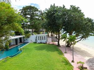 瑶亚岛Yao Yai Beach Resort的享有房子和海滩的空中景致