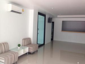 Kamphaeng Saen米图坎盘沙恩公寓式酒店的带沙发和电视的客厅