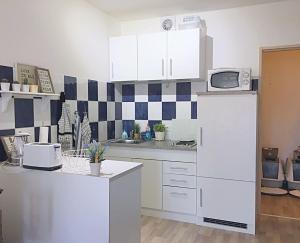 翁纳gemütliches Appartament 30 m2 in Unna的厨房配有白色冰箱和微波炉