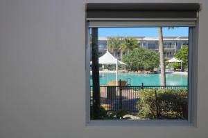 金斯克里福Peppers Salt Resort & Spa - Lagoon pool access 2 br spa suite的从窗户可欣赏到游泳池的景色