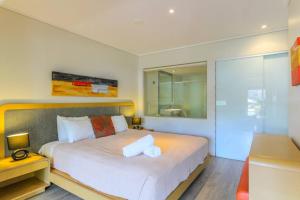 金斯克里福Peppers Salt Resort & Spa - Lagoon pool access 2 br spa suite的卧室配有一张白色大床