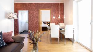 昂特保科洛佩因Ferienpark Scheiber的客厅配有沙发和桌椅