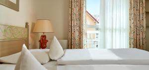 风情旅游度假酒店客房内的一张或多张床位