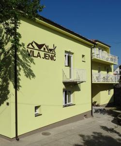 索科矿泉村Vila Jenic的黄色的建筑,旁边标有标志