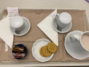 特拉尼La Stradina的盘子,盘子,饼干和咖啡