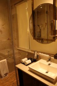 Regenta Inn Amristar Airport Road by Royal Orchid Hotels Limited的一间浴室