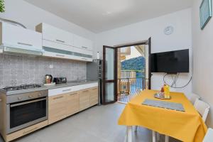 BOCA - 3 Bedroom apartment by the sea的厨房或小厨房