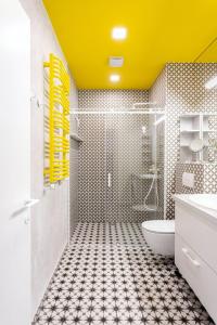 维尔纽斯HaPPy Inn VIP, Self Check-In-24x7, A-C, Parking-in-the-underground-Garage的一间带卫生间和黄色天花板的浴室