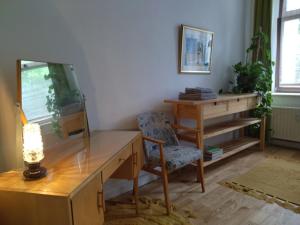 格尔利茨Gemütliche Ferienwohnung in Görlitz的办公室配有书桌、椅子和镜子