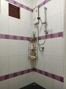 哈德超珊兰บาคัสโฮมลอร์ด的浴室设有紫色和白色瓷砖淋浴。