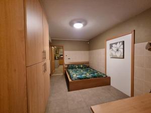 NeerpeltSusberg 3 luxe verblijf met zwembad en sauna的一间带床的小卧室和一间浴室