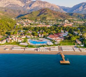 凯麦尔Club Marco Polo - Premium All Inclusive的海滩上的度假村的空中景致